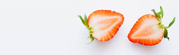 Nahaufnahme der saftig geschnittenen Erdbeere auf weißem Hintergrund, Banner  - Foto, Bild