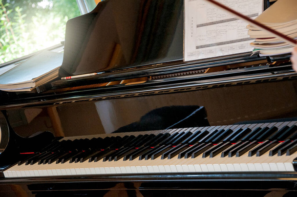 Gran piano en el centro de estudios de música - Foto, imagen