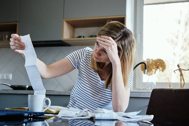 Femme regardant la facture papier et les dépenses de comptage, le budget de planification et la gestion des finances à domicile - Photo, image