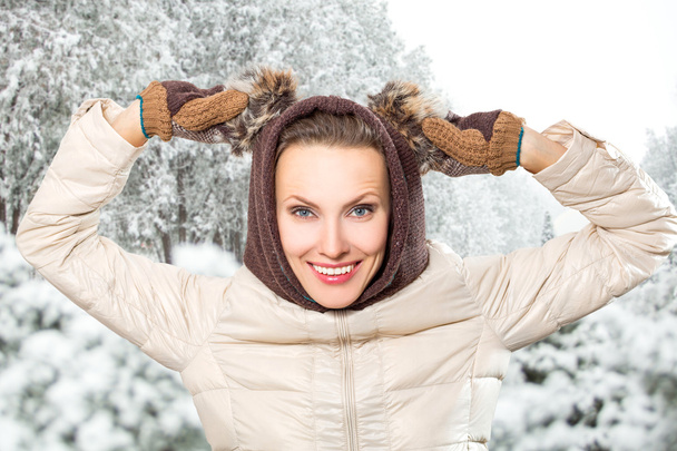 Attractive young woman in wintertime outdoor - Φωτογραφία, εικόνα