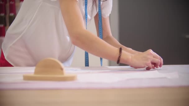 Las manos de las mujeres hacen marcas en la tela con jabón - Imágenes, Vídeo