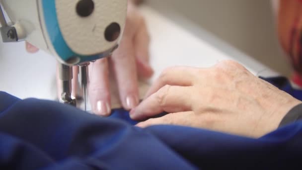 Costura vestido azul marino utilizando la máquina de coser. Mid shot - Imágenes, Vídeo