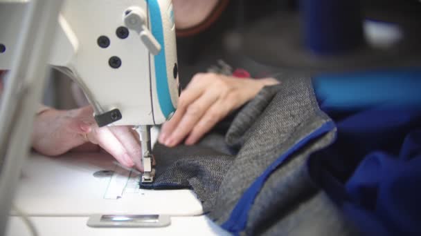Costura vestido azul utilizando la máquina de coser. Mid shot - Imágenes, Vídeo