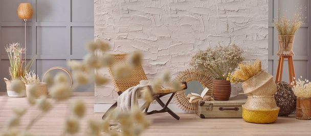 Betonové kamenné stěny pozadí, proutěný domácí objekt, taška, váza z rostlin, židle, deka styl, domácí dekorace, interiér. - Fotografie, Obrázek