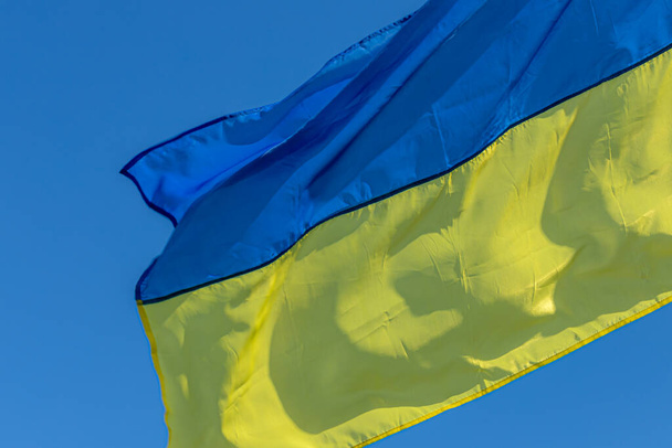 Ukrán kék és sárga zászló. Ukrajna állam jelképei. Európai független ország. Nemzeti színek. Ukrajna Felszabadítási Háborúja. Bátor nemzet. - Fotó, kép