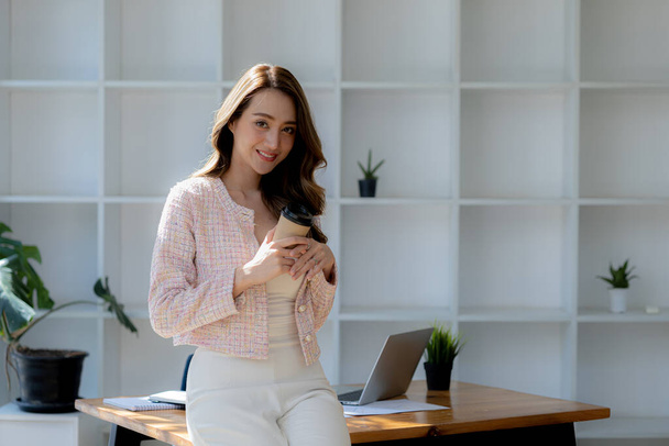 Beautiful Asian woman is a businesswoman who leads a new generation of startups, a woman who runs and manages a business plan to build confidence and stability in business, woman-led business concept. - Foto, Bild