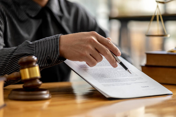 The lawyer explains the contract before allowing the client to sign the lawsuit admitting that the defendant is a business partner who has opened a company and has cheated. Asset embezzlement concept. - Photo, Image