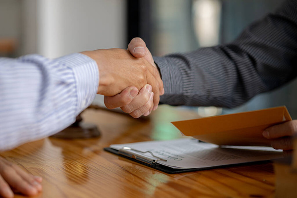Lawyers shake hands with clients who come to testify in the case of embezzlement from business partners who jointly invest in the business. The concept of hiring a lawyer for legal proceedings. - Foto, immagini