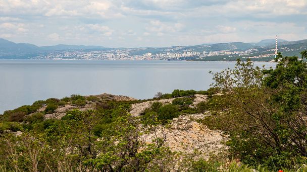 Baska Croacia, 3 de mayo de 2022. Hermoso paisaje en la isla de Krk. - Foto, imagen