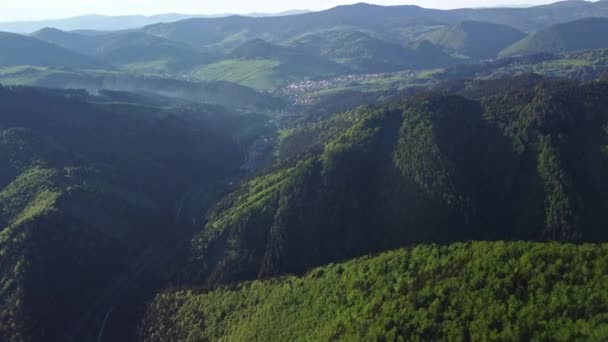 Veduta aerea del paesaggio forestale di montagna con ripida sorgente kopcamina, Carpazi, Slovacchia, - Filmati, video