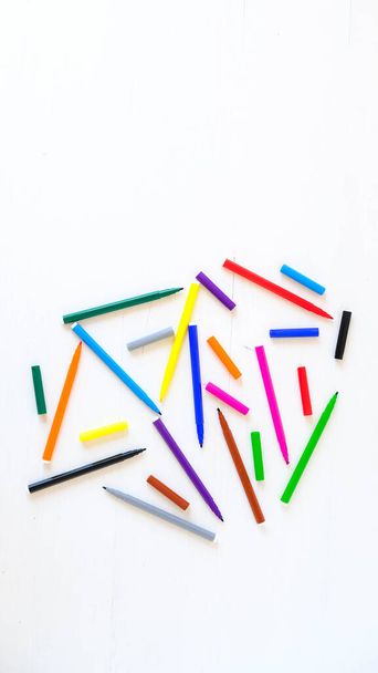 Πολύχρωμα στυλό τσόχας σε λευκό φόντο - Φωτογραφία, εικόνα