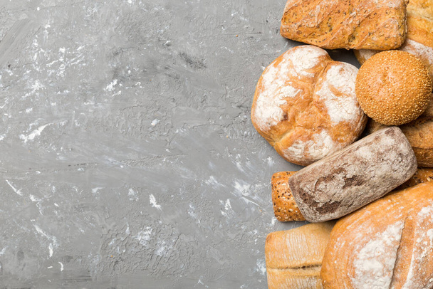 Pains naturels faits maison. Différents types de pain frais comme arrière-plan, vue du dessus avec espace de copie. - Photo, image