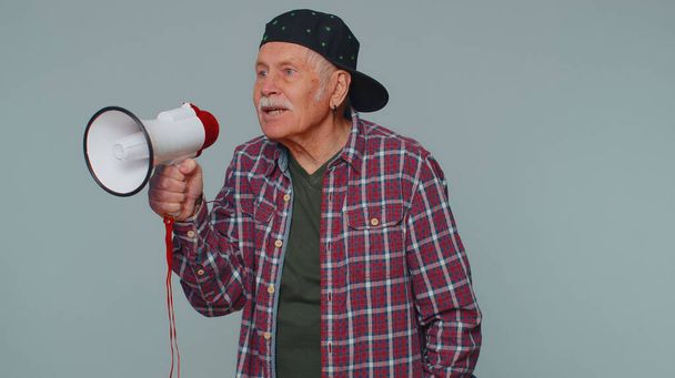 Uśmiechnięty wąsaty mężczyzna rozmawiający z megafonem głosząc nowiny głośno ogłaszając reklamę sprzedaży - Zdjęcie, obraz