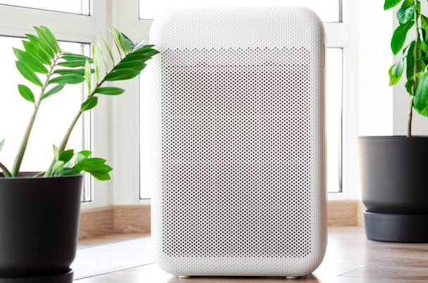 purificateur d'air dans une maison confortable pour le filtre et l'air de nettoyage et la vie de bien-être saine, concept de pollution atmosphérique - Photo, image