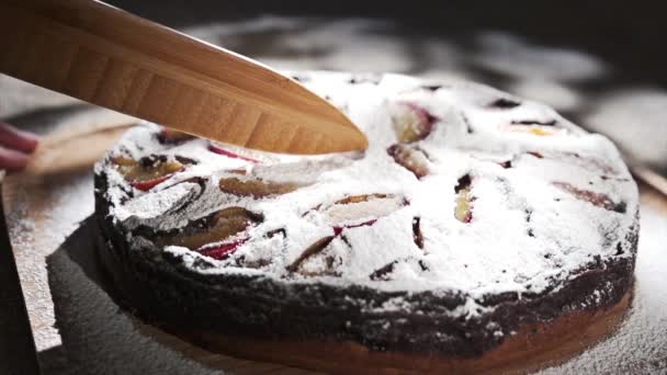 Kuchen mit weißem Puderzucker, Zeitlupe - Filmmaterial, Video