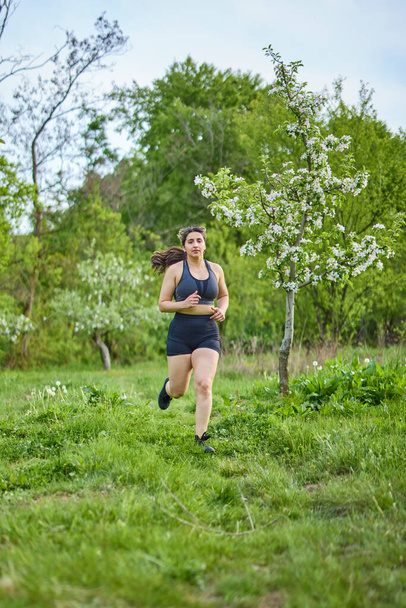 portrait of a strong woman training in nature - Foto, Imagen