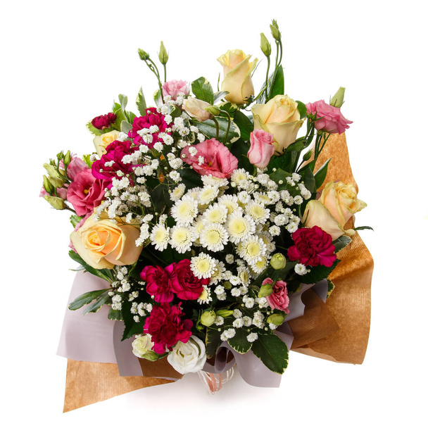 Közelkép egy gyönyörű színes csokor virág csomagolva kraft papír fehér alapon. Esküvő, születésnap vagy évforduló ünneplése. - Fotó, kép