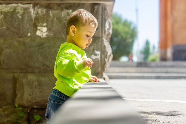 Kind spielt auf der Straße, Kind spielt auf dem Spielplatz - Foto, Bild