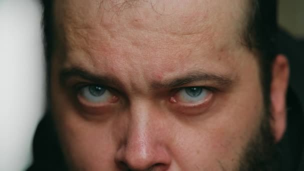 Ein Mann mit Bart blickt traurig in die Kamera, statische Kamera, Nahaufnahme des Gesichts - Filmmaterial, Video