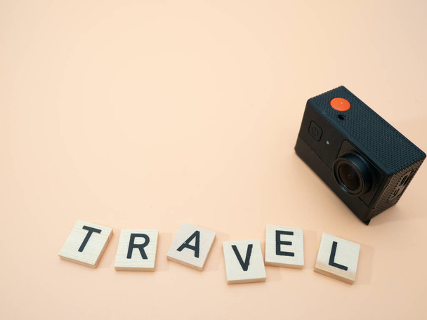 Επιγραφή (Travel) με ξύλινα γράμματα, διακοπές και ταξιδιωτική έννοια - Φωτογραφία, εικόνα