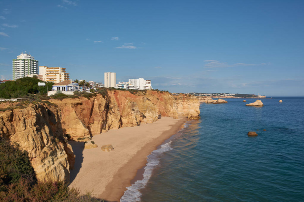 Vue de dessus de la plage Praia do Amado. Portimao, littoral de l'Algarve, Portugal - Photo, image
