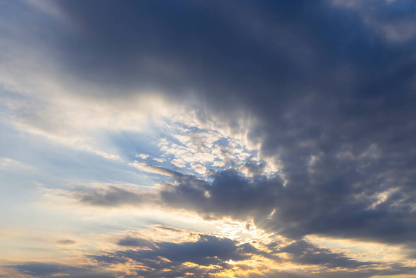Прекрасне небо з хмарою перед заходом сонця
 - Фото, зображення