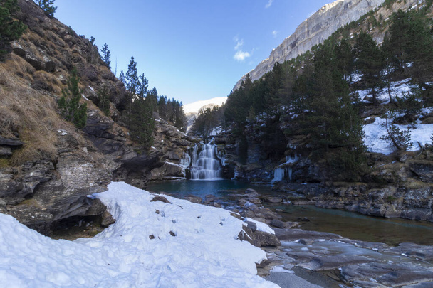 冬はスペインのピレネー山脈のオルデサ国立公園の滝 - 写真・画像