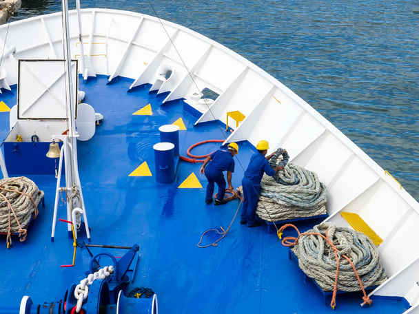 Los marineros de cubierta están trabajando con cuerdas
 - Foto, Imagen