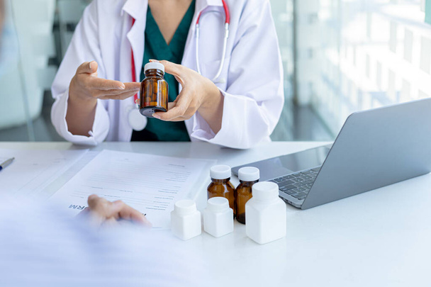 Pharmacists are recommending medicines to patients after being examined and diagnosed by the patient's doctor, the concept of treatment and symptomatic medication dispensing by the pharmacist. - Foto, immagini
