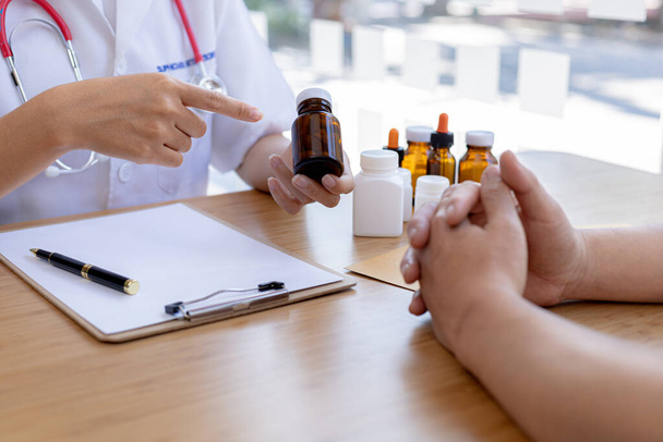 Pharmacists are recommending medicines to patients after being examined and diagnosed by the patient's doctor, the concept of treatment and symptomatic medication dispensing by the pharmacist. - Foto, Imagen