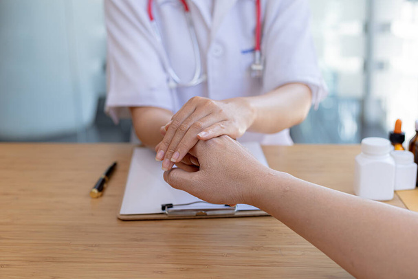 Doctor shook hands to encourage the patient after informing the results of the examination and informing the patients about treatment guidelines and prescribing medicines. Disease examination concept. - Valokuva, kuva