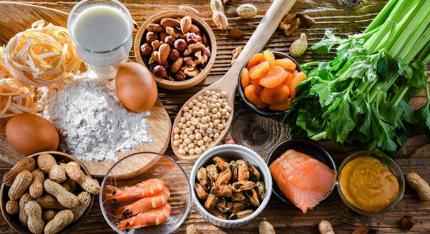 Σύνθεση με κοινά αλλεργιογόνα τροφίμων όπως αυγό, γάλα, σόγια, ξηρούς καρπούς, ψάρι, θαλασσινά, σιτάλευρο, μουστάρδα, αποξηραμένα βερίκοκα και σέλινο - Φωτογραφία, εικόνα