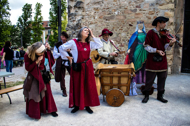 Reims, Francia - 28 de mayo de 2022 Músico de un grupo de música de la Edad Media que actúa en las festividades de Johanniques, este evento ha vuelto después de una pausa de dos años después del brote del coronavirus - Foto, Imagen