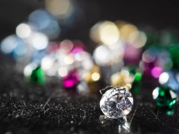 Κοντινό πλάνο της ομάδας πολλαπλών χρωμάτων διαμάντι σε μαύρο φόντο - Φωτογραφία, εικόνα