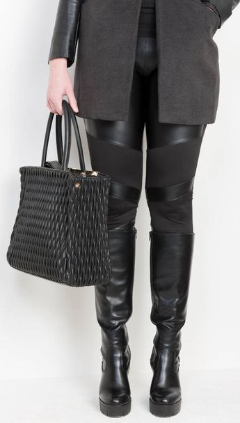 bottes noires à la mode avec un sac à main - Photo, image