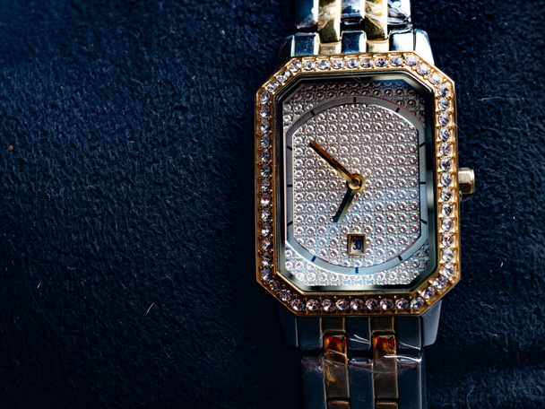 Lüks kadın kol saati resmi. Böylece altın rengi ve gümüş kadranı izleyin. - Fotoğraf, Görsel