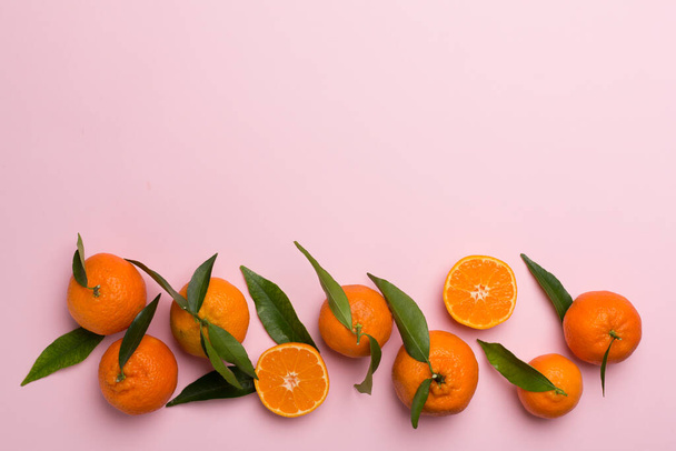 Colocação plana com mandarinas frescas no fundo de cor. Vista superior. - Foto, Imagem