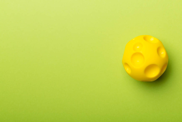 Žluté špičaté koule hračka pro domácí mazlíčky na barevném pozadí. - Fotografie, Obrázek