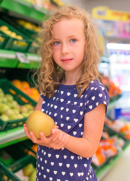 Κοριτσάκι με την apple στο μανάβικο. - Φωτογραφία, εικόνα