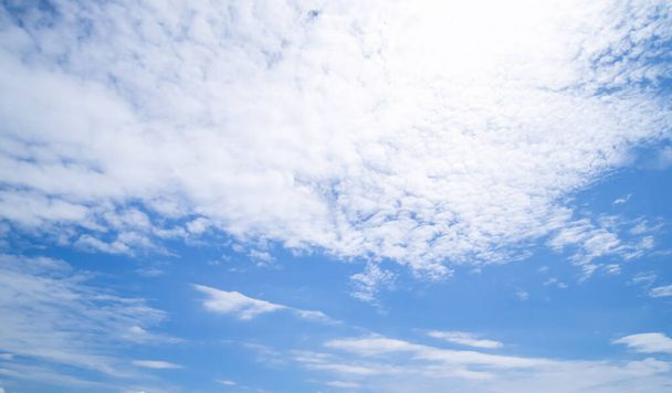 澄んだ青空と雲、背景を持つ雲のパノラマビュー. - 写真・画像