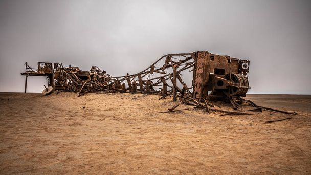 Ржавые остатки заброшенной буровой установки между бухтой Хентис и заливом Торра, Скелетон-Кост, Намибия. - Фото, изображение