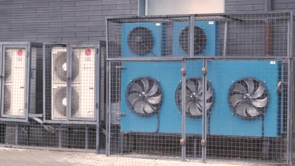 Luchtcompressor voor klimaatregeling van industriële gebouwen met roterende ventilatoren voor koelradiatoren. - Video