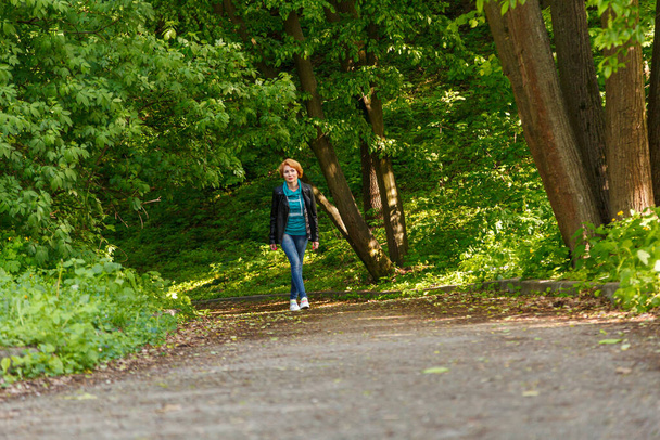 gyönyörű lány séta a nyári parkban közelkép - Fotó, kép
