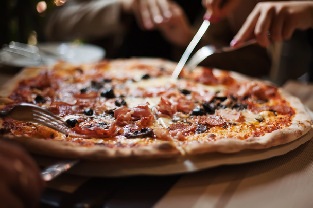 syödä pizzaa ystävien kanssa
 - Valokuva, kuva