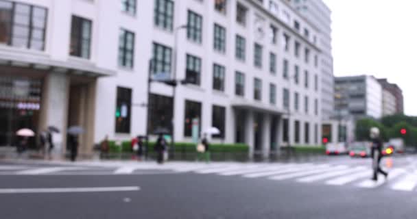 Spaziergänger auf der Straße in Marunouchi Tokio regnerischen Tag. Hochwertiges 4k Filmmaterial. Chiyoda Bezirk Marunouchi Tokio Japan 05.13.2022 - Filmmaterial, Video