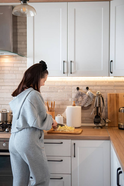 женщина плита на домашней кухне готовит еду копировать пространство - Фото, изображение