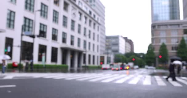 Marcher dans la rue à Marunouchi Tokyo jour de pluie. Images 4k de haute qualité. Chiyoda district Marunouchi Tokyo Japon 05.13.2022 - Séquence, vidéo