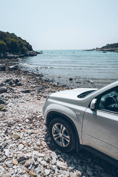 coche suv blanco en verano mar playa carretera concepto de viaje
 - Foto, imagen