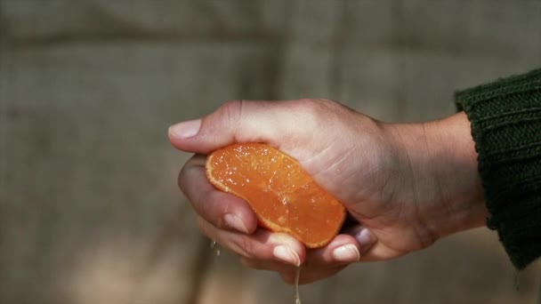 Hand Squeezing Tangerine, Slow Motion - Materiaali, video
