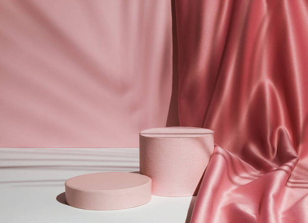 Pasztell rózsaszín kompozíció szatén függönnyel és pálmalevél árnyékkal. Alkalmas termékmegjelenítésre és üzleti koncepcióra. Modern esztétika. - Fotó, kép